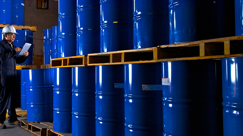 Sheltered warehouse for lube oil finished products with bulk storage tanks and drum yard facilities